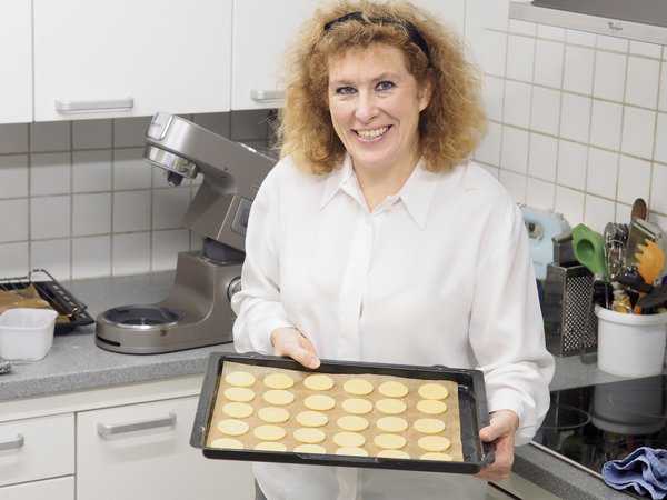 Babsi Sket hat die Böden für die Minitörtchen vorbereitet