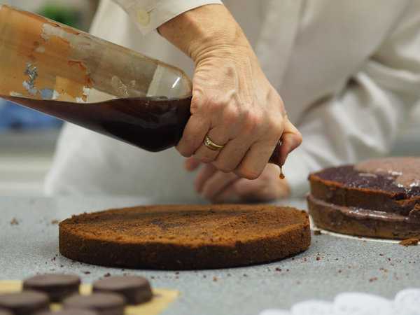 ein Schuss "Liebe" für den Tortenboden