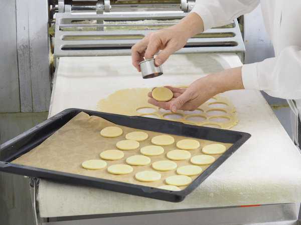 Keksböden ausstechen in Babsis Backstube