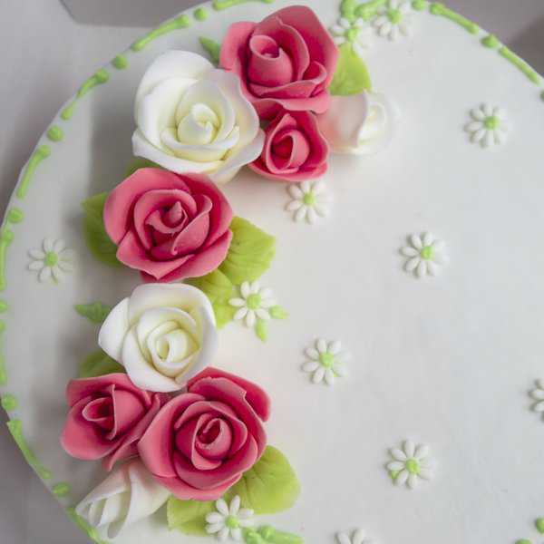 rosen-torte Torte mit pink und weißen Rosen aus Fondant
